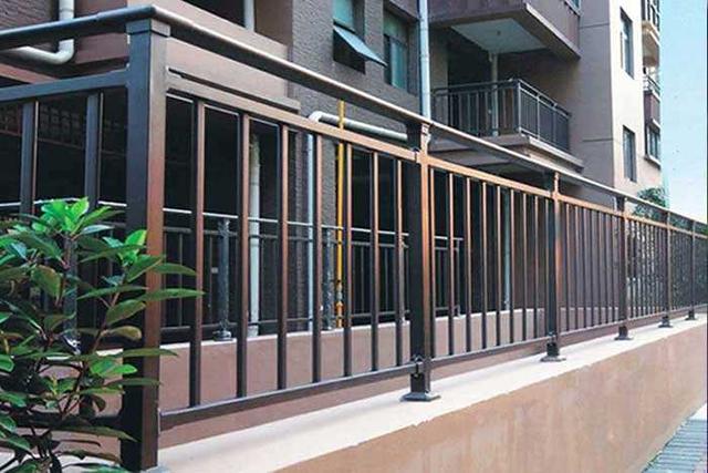 |封阳台时，开发商装的护栏要不要拆？过来人告诉你答案，切勿大意