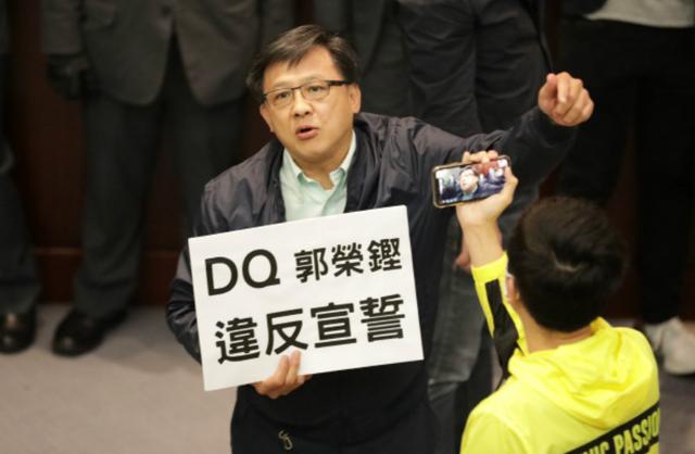 [美国]香港立法会爆混战 反对派议员冲击主席台被保安抬走