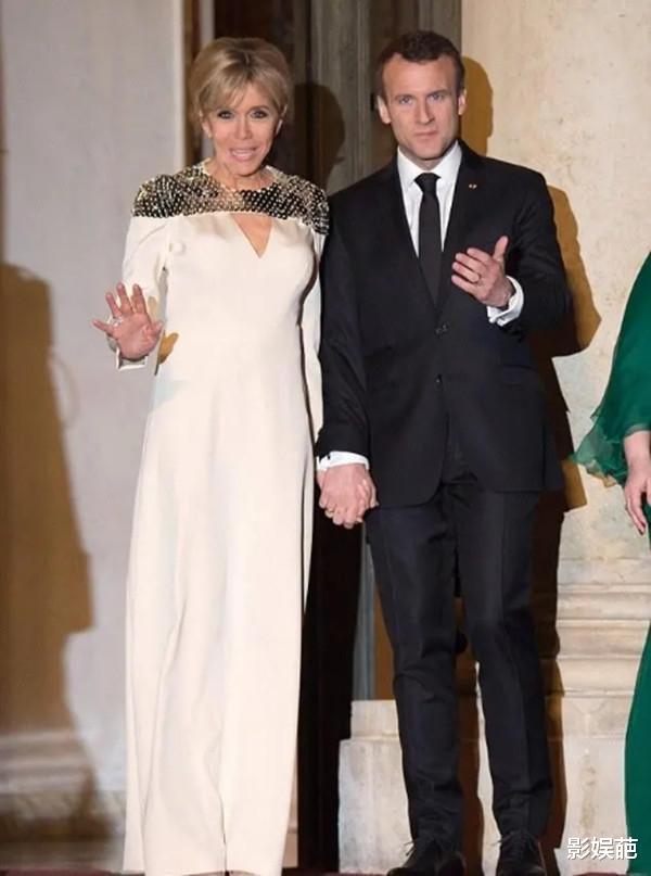 「发型」布丽吉特终于换发型，鸡窝头变小马尾，轻松减龄20岁，早就该这样