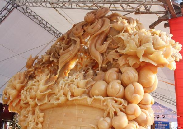 雕刻|玉石花篮重1.5吨由6人用3个月雕刻成，有人出20万主人不卖