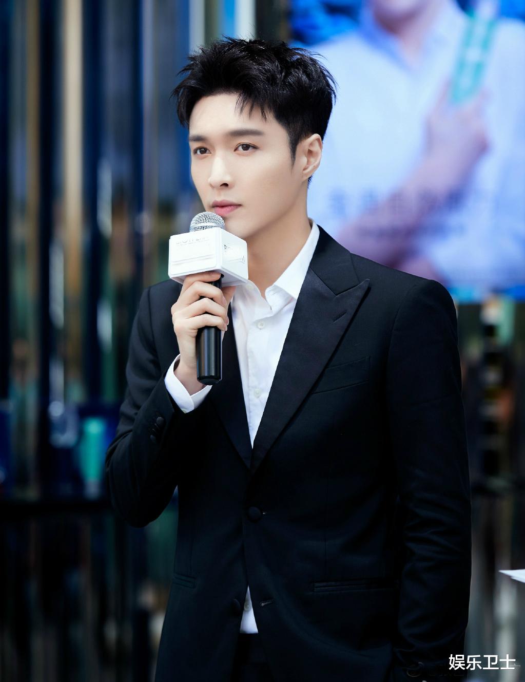 张艺兴|与张艺兴发生争议后，布布及女友和王一博上节目，《天天向上》这期或被骂