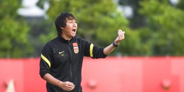 「国足」归化球员罗国富代表国足出场29分钟伤退，队医给出的答案让人震惊