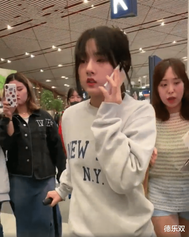 「宋祖儿」宋祖儿被路人“怼脸”拍照，看清真实五官，我没眼花吧？