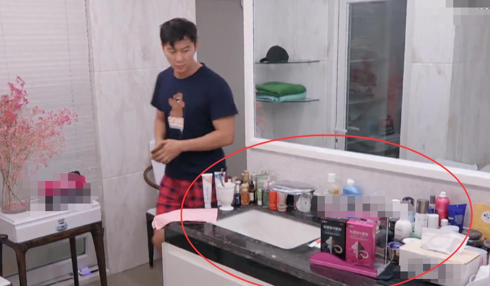 李晨|李晨早上起来洗脸忘关摄像头，有谁注意他有多少牙刷？范冰冰评论区炸了