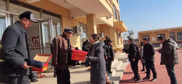 河南经济报 方城县袁店回族乡：爱心人士捐助敬老院 传递温暖回报家乡