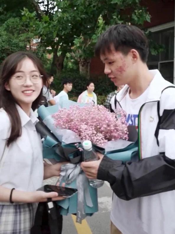 小姐姐|考场外的“最美等候”曝光:当看到他的朋友、网友:我还有机会