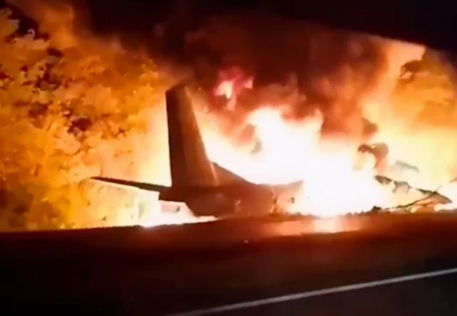 烏克蘭軍校生跳下飛機逃出生天，隨後爆炸，全艙26名乘客均死亡-圖2