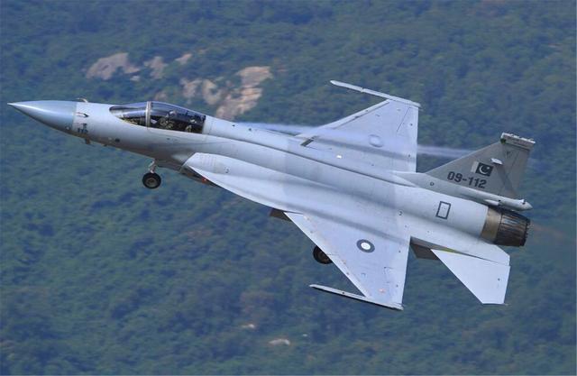 『枭龙』凑钱也要买中国战机，绝不考虑美俄，与中国合作让巴铁大赚一笔