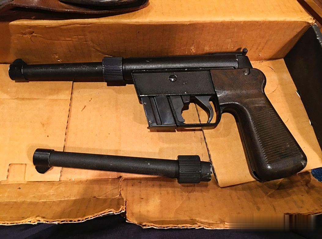 ■这支步枪能拆成两段收纳进枪托，还能在水面漂浮