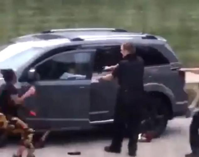 美国|黑人后背被白警连开七枪,全美哗然暴乱再起,佩洛西急发声:祈祷