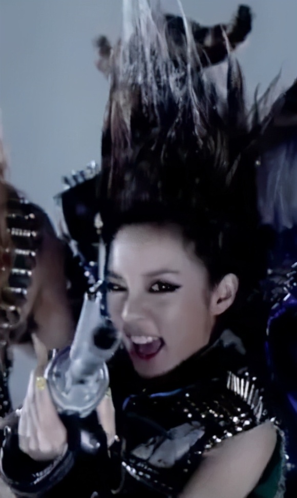 mv|这还是金希澈女友吗？！全团cos铠甲勇士，这也太尴尬了吧…