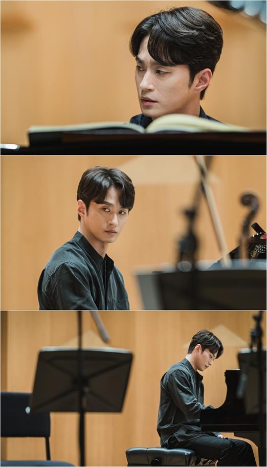 半之半|《半之半》金成圭，在钢琴前性感姿态，散发艺术气息