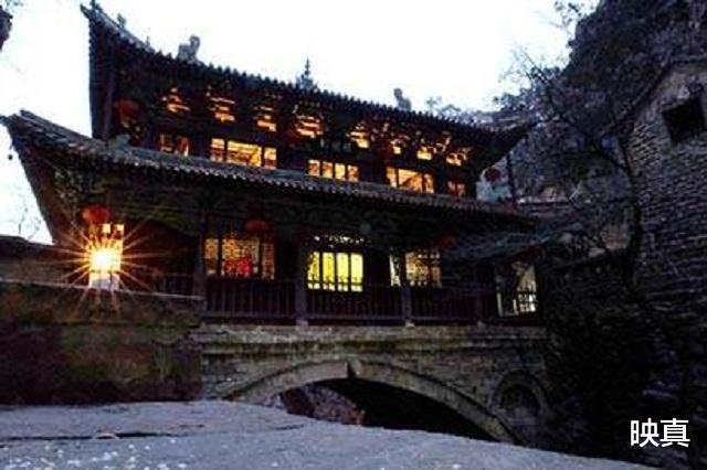 「寺庙」中国悬崖上的“祖庙”，靠9根铁锁支撑千年不倒，4层阁楼别有洞天