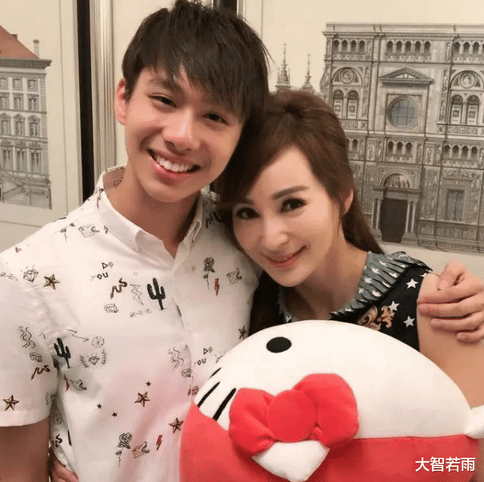 罗霖|55岁还被称为“美魔女”，韵味不减当年，与儿子似姐弟还被小鲜肉狂追