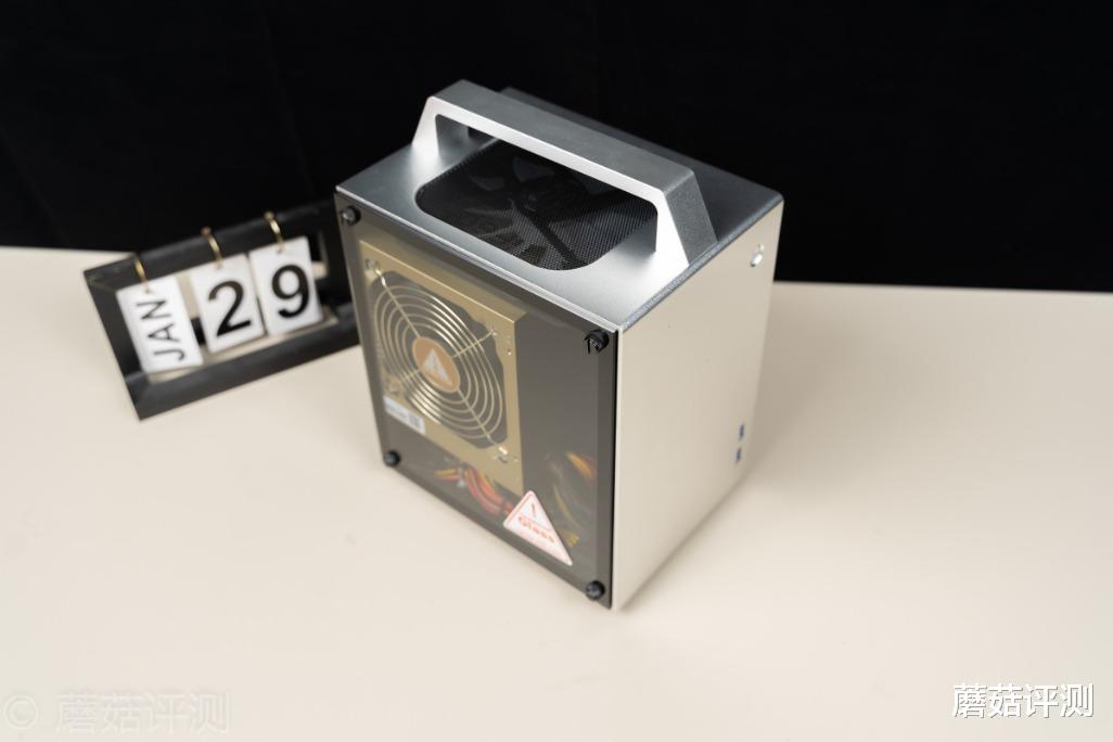 |没有人比蘑菇更懂如何上班摸鱼！打造一款可以上下班提着走的主机。