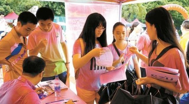 大学生|大学生活费“梯度曝光”，1200元成为最底层？网友：一般人养不起