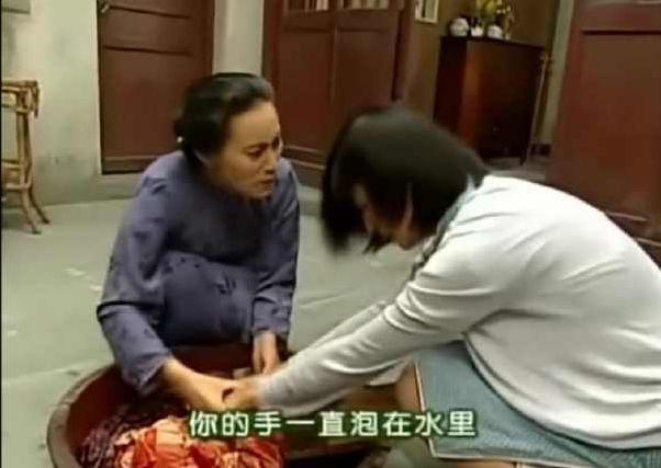 依萍@情深深雨蒙蒙；如萍和方瑜同样洗床单；却洗出“两种”心机！