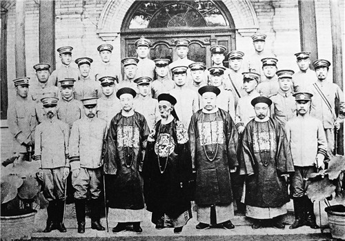 溥仪|溥仪晚年重游太和殿，从龙椅下翻出一小玩意，众人看后却笑不出来