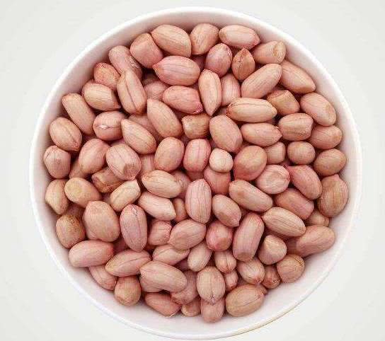 「胃癌」常吃花生，将有“3大好处”，但这2类人要谨慎食用，看看有你吗？
