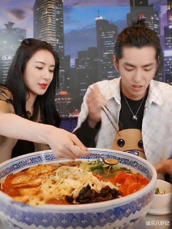 吴亦凡：吴亦凡现身薇娅直播间变吃播，这碗真够大，论身高谁与他比谁尴尬