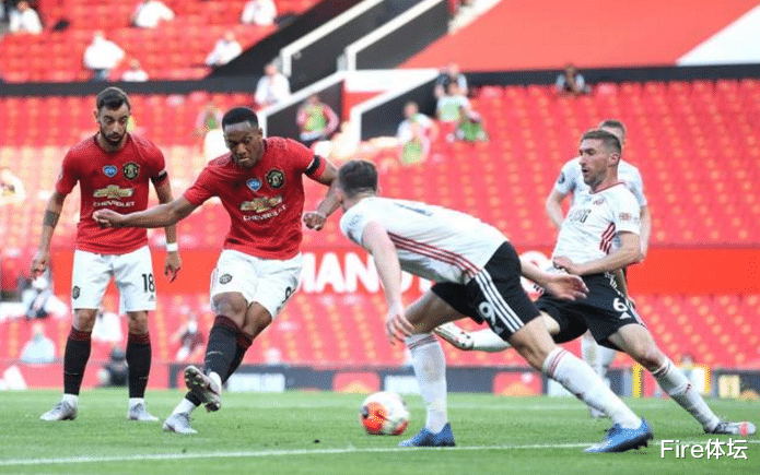 『英超』疯狂0-3！英超头号黑马轰然崩盘！近两战狂丢6球，主帅愤然离场