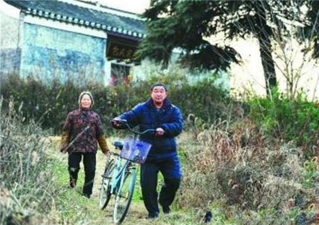 「包拯」包拯的后人现状如何？第35代后人，默默守护包氏祠堂却不打工