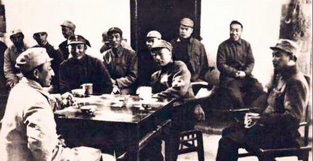 蒋介石|蒋介石花万元大洋，想在宴会上暗杀他，一老兵说了句话救了他一命