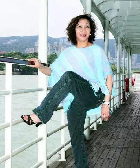 『元秋』她因一根烟爆红,骂洪金宝,叫成龙“大鼻”,连周星驰都求她出山