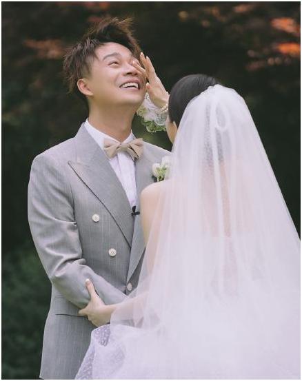 沈涛@《王牌》主持沈涛结婚了，“递话筒女生”终于露面，颜值不输费费