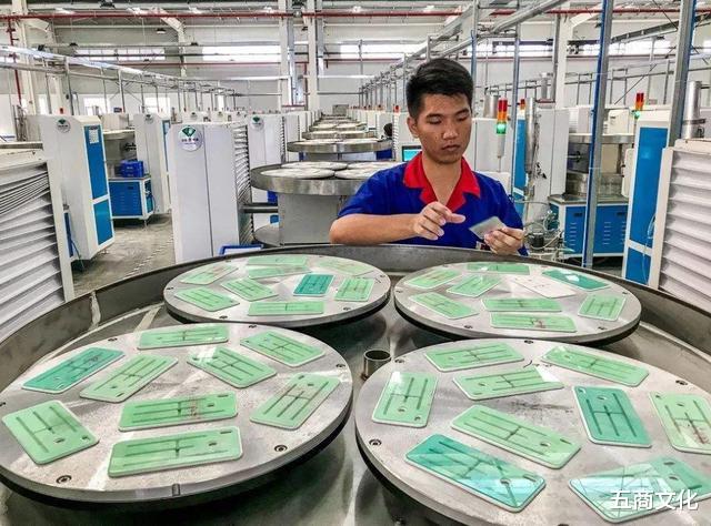 富士康|代工巨头半年进账233亿!富士康已被挖走四百人:“一哥”地位不保