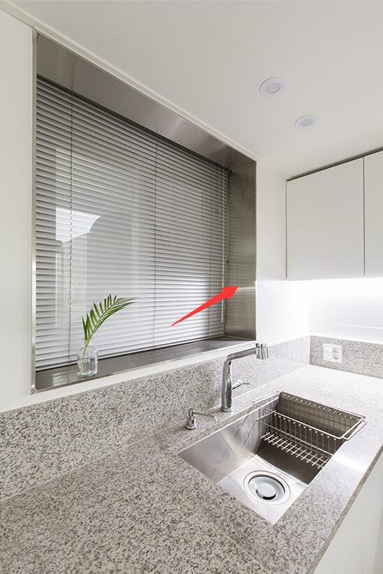 []等新房到手，我就让师傅用不锈钢包窗套，上档次，一般人都没见过