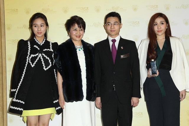 梁安琪|赌王四太梁安琪一家四口同框，两女貌美如花，长女何超盈气场太强