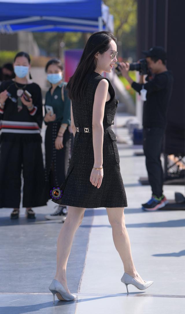 穿衣搭配|粗花呢连衣裙搭配尖头细跟鞋,职业女性这样穿,简约中透着小性感