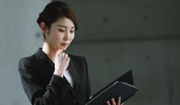 秘书|中国最贵女秘书:年薪849万,年终奖1000万,比刘强东还高!