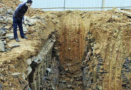 『考古』宋朝一古墓机关重重，专家破解墓门后，发现一对睡榻上的夫妻