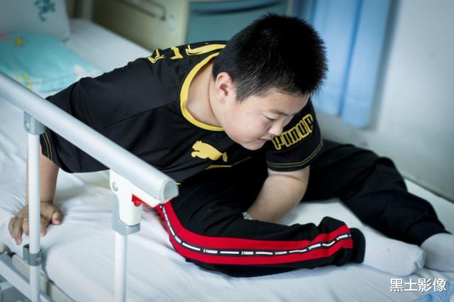 黑土影像|安徽一2岁男孩坐个板凳不小心摔进ICU，婆婆用鞋底怒抽儿媳脸