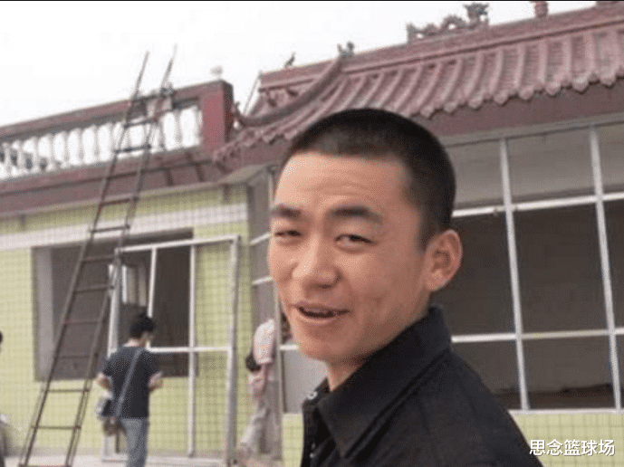 王宝强|王宝强乡下豪宅没人居住成空宅,绿色大门还被恶意刻字,内容太欺负人