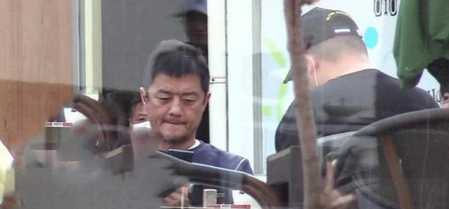 「李亚鹏」李亚鹏胡子拉碴出门会友，新店开张生意惨淡，室内抽烟引争议
