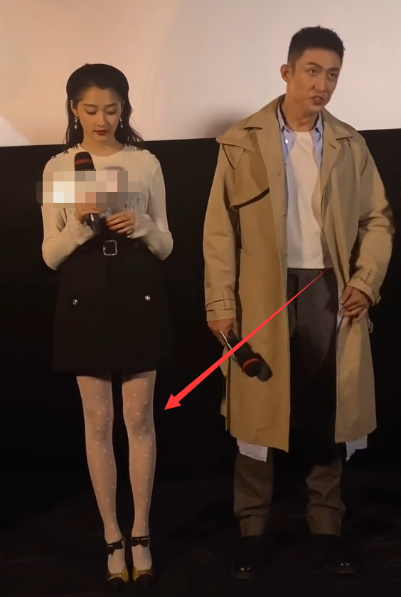 关晓彤|关晓彤学小学生穿“奶白袜”，看到路人抓拍下的腿，鹿晗确定不管管？