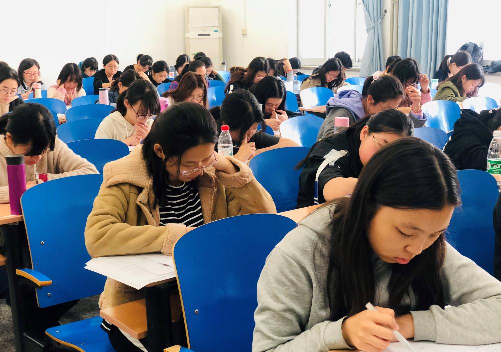 大学|这5个专业“非师范生”也能当老师，对口率比较高，但竞争激烈