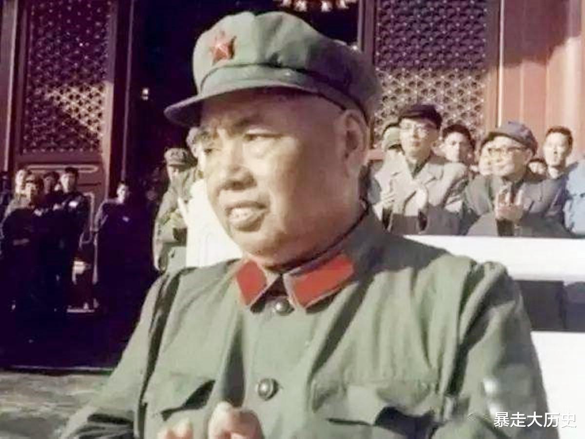 「许世友」许世友将军墓地在哪？墓前堆有万只酒瓶，墓碑上7个字来历不凡