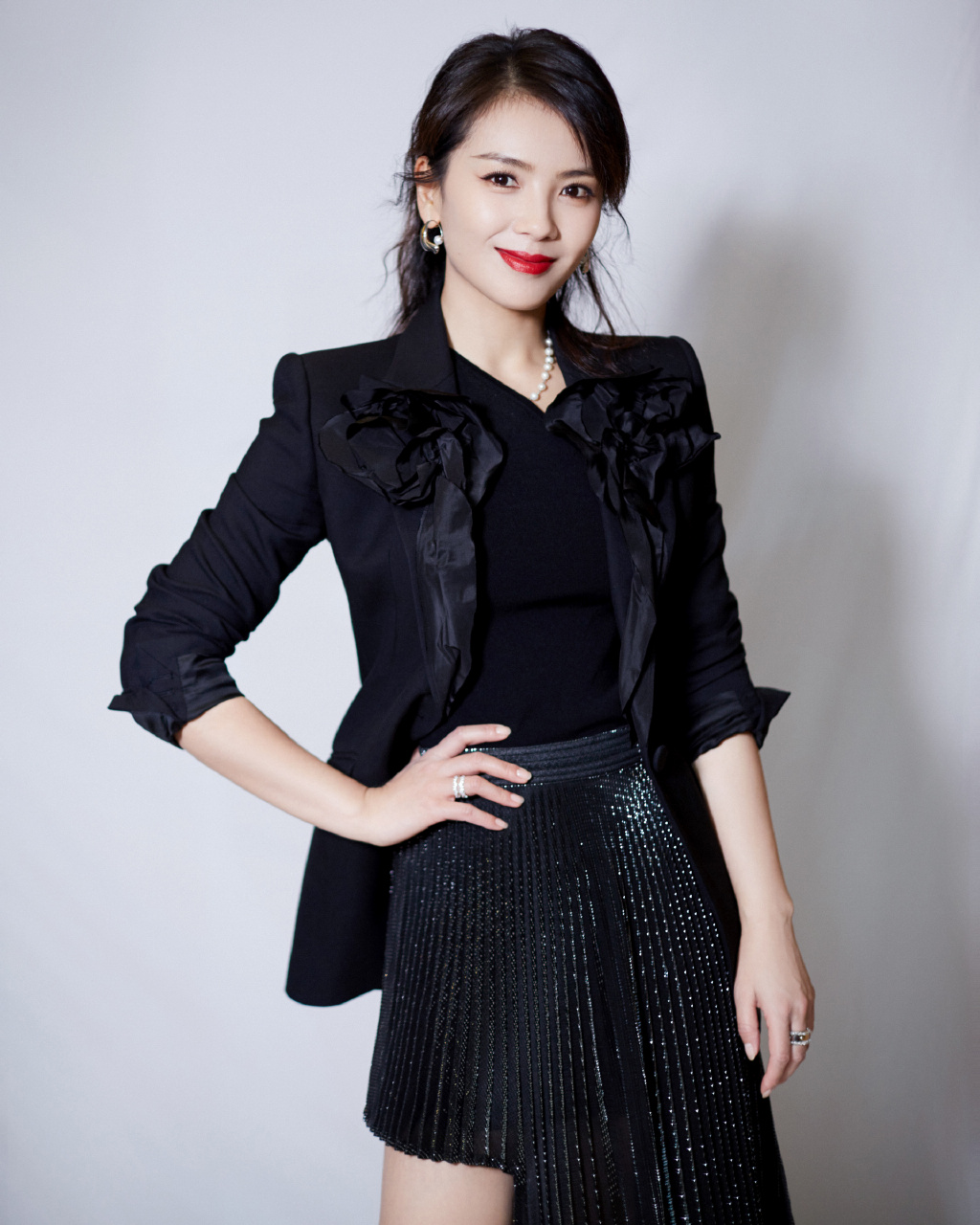 穿衣搭配▲41岁的刘涛剪掉长发，变锁骨短发搭配西服和牛仔裤，时髦减龄