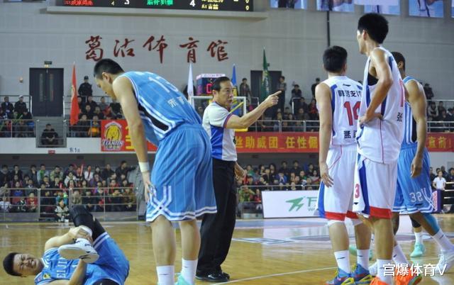 孟祥龙：曝CBA第一恶汉退役！废人动作引发众怒 成中国篮坛反面典型