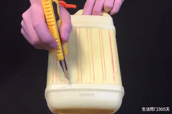 「」洗洁精瓶子扔掉等于“扔钱”，剪几刀放在厨房里，全家人都抢着用