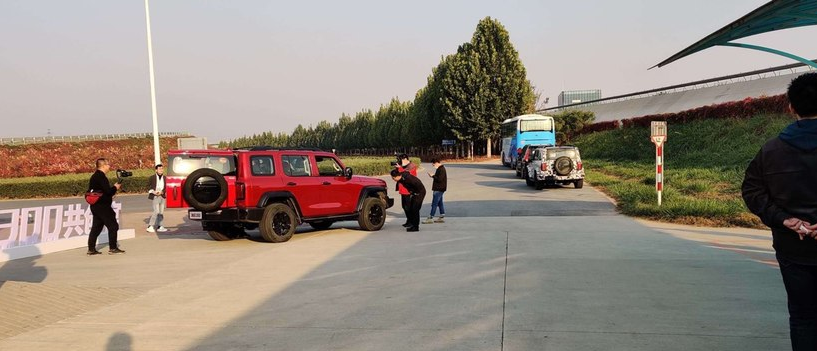wey|长城WEY坦克300实车上路，红色车身很亮眼，就问你香不香？