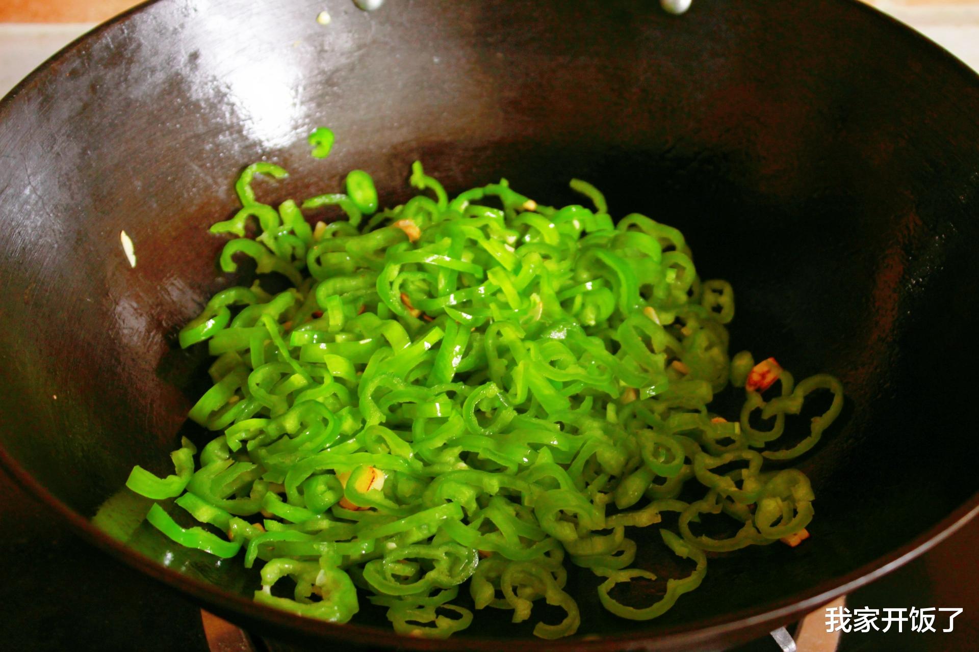 「炒鸡蛋」入夏后，奶奶常做此菜，比炒肉还要下饭，香辣开胃，一次就上瘾