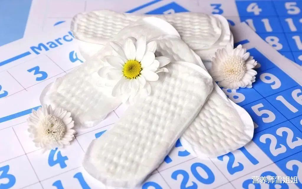 「宫颈癌」宫颈癌，多是拖到了晚期才被发现，女人出现4种征兆，尽早去查一下