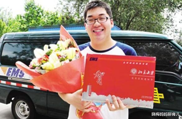 大学|儿子收到本科大学录取通知书，父母却愁眉不展，一年学费贵得离谱