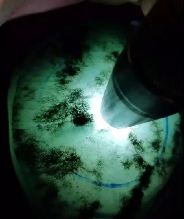 飘花翡翠▲四千八拿下的料子,切出冰飘花翡翠,成品美如画