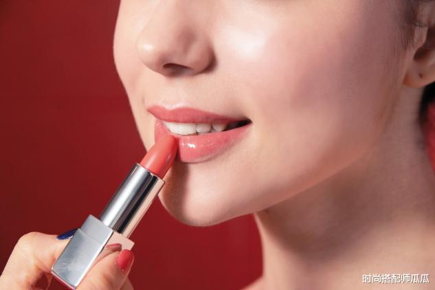 口红|?涂口红的3个“低级错误”，八成以上女人都在犯，难怪掉色还沾杯